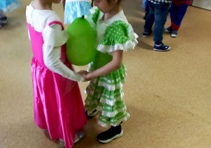 Gabrysia i Nel tańczą z balonem